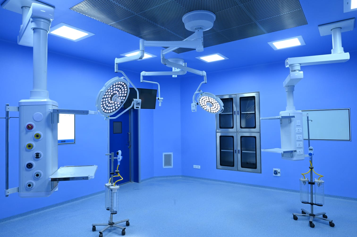 Modular operation theatre interior with surgical pendants, LED lights and medical equipment